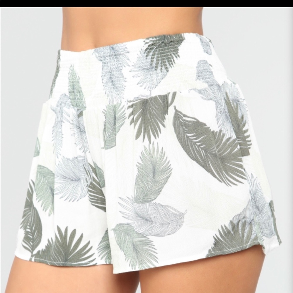 NEW•S-L•Las Palmas Green Leaf Print Shorts